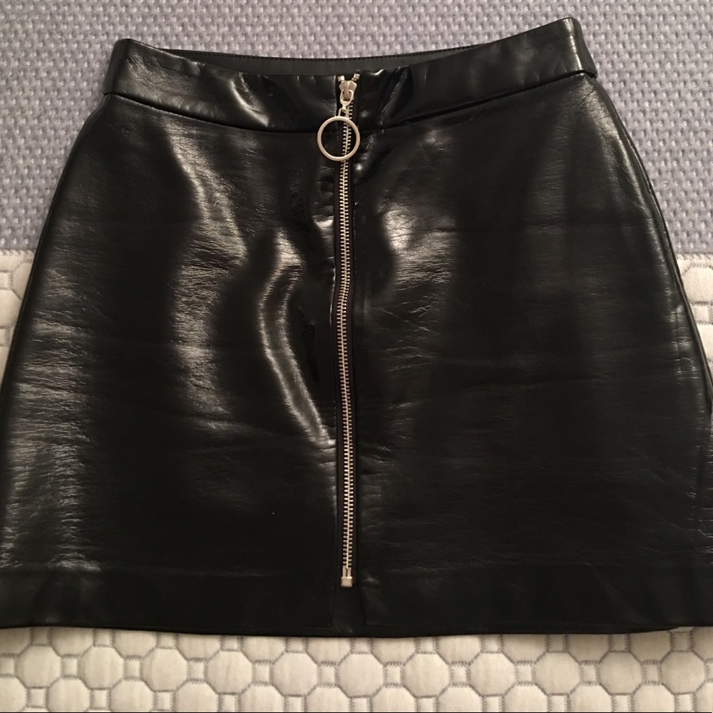 Black Patent Faux Leather Mini Skirt w Zipper 🖤